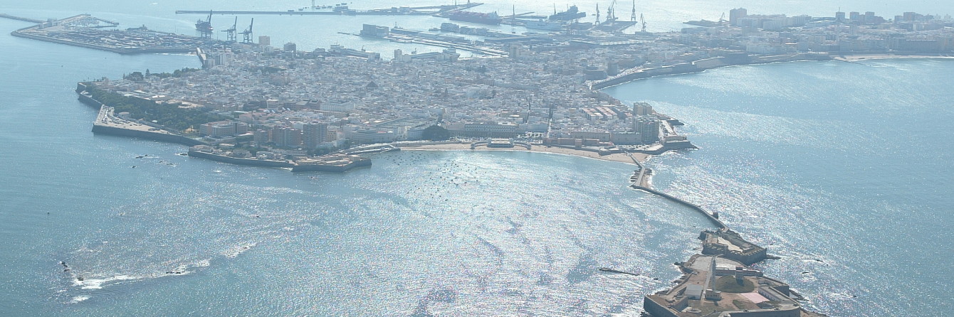 Cádiz con el Castillo de San Sebastián en primer término