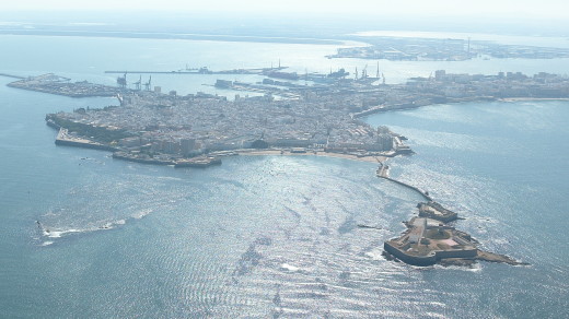 Cádiz con el Castillo de San Sebastián en primer término