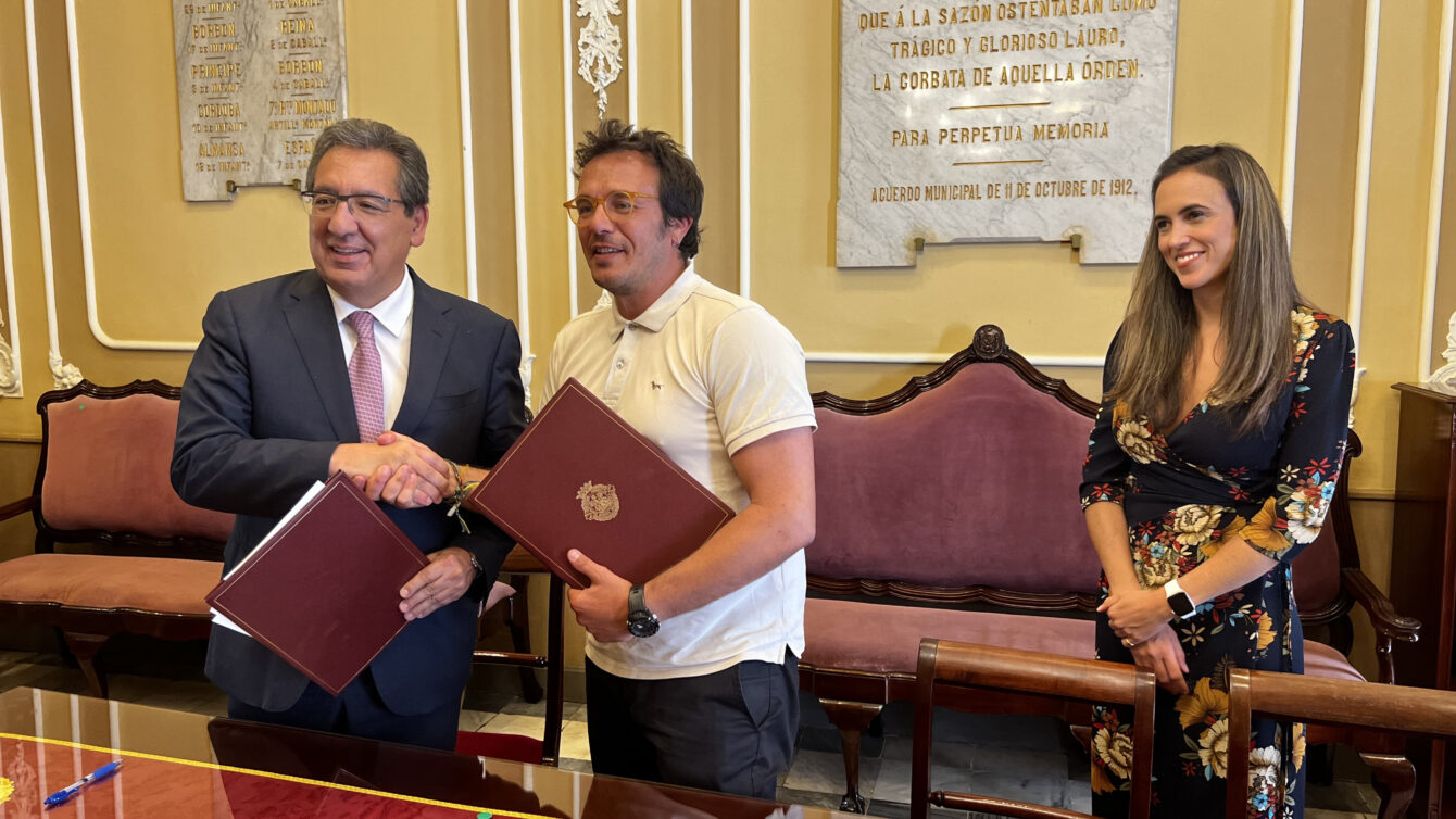 Antonio Pulido y José María González se saludan durante la firma del acuerdo.