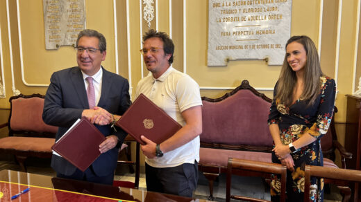 Antonio Pulido y José María González se saludan durante la firma del acuerdo.